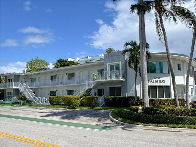 Building Photo - 10101 W Bay Harbor Dr
