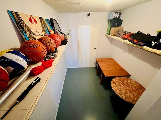 Building Photo - 900 Bay Dr