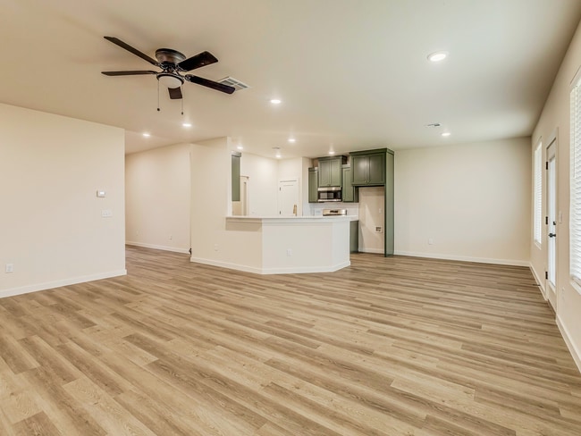 Building Photo - Captivating 3-Bed, 2-Bath Home in Charming...