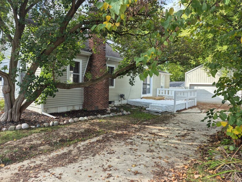 Building Photo - 407 1st St