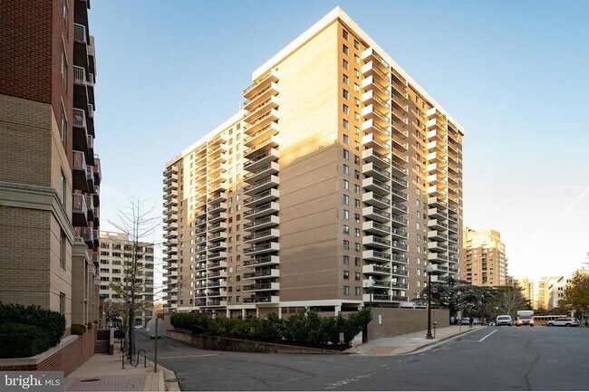 Building Photo - 3800 Fairfax Dr