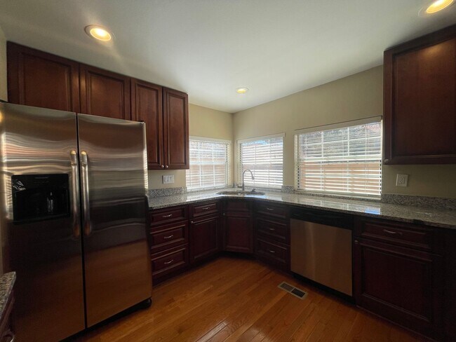 Building Photo - $0 DEPOSIT OPTION. LUXURIOUS 3BED/3.5 BATH...
