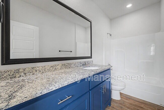 Building Photo - 3213 SW Hillstone Ave