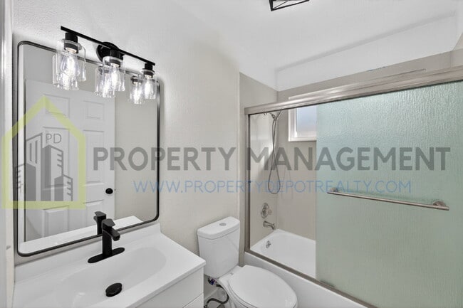 Building Photo - Charming 2-Bed Hideaway in Sacramento – Your Perfect Urban Retreat!