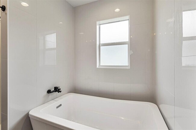Building Photo - 2799 Thomas Ln