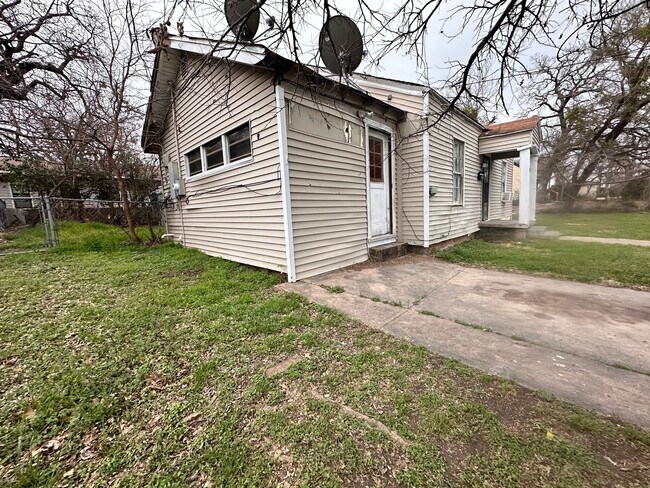 Building Photo - 210 N 10th St