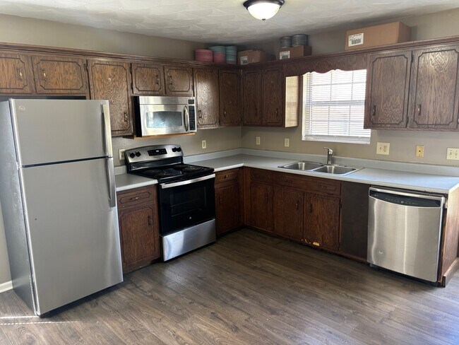 Building Photo - 102 Rainbow Ct