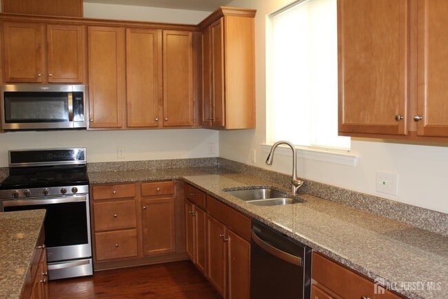 Building Photo - 6 Bond St