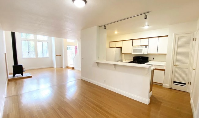 Building Photo - Bright & Spacious 2BR Townhome / Prime San...