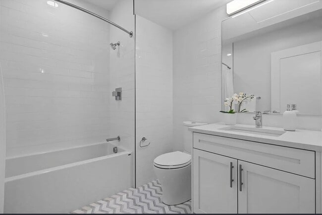 Building Photo - 301 Border St