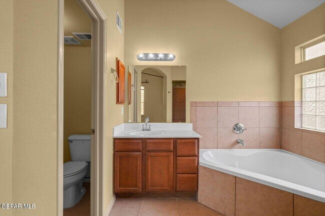 Building Photo - 6417 Kenmore St