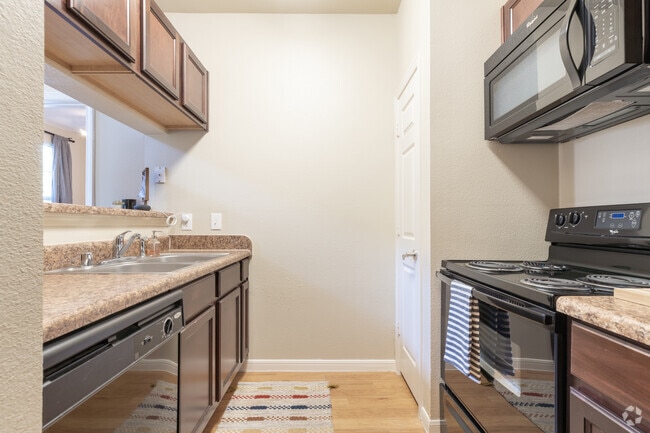 4BR, 4BA - 1,538SF - Parkway Place Apartments - Historical Acess