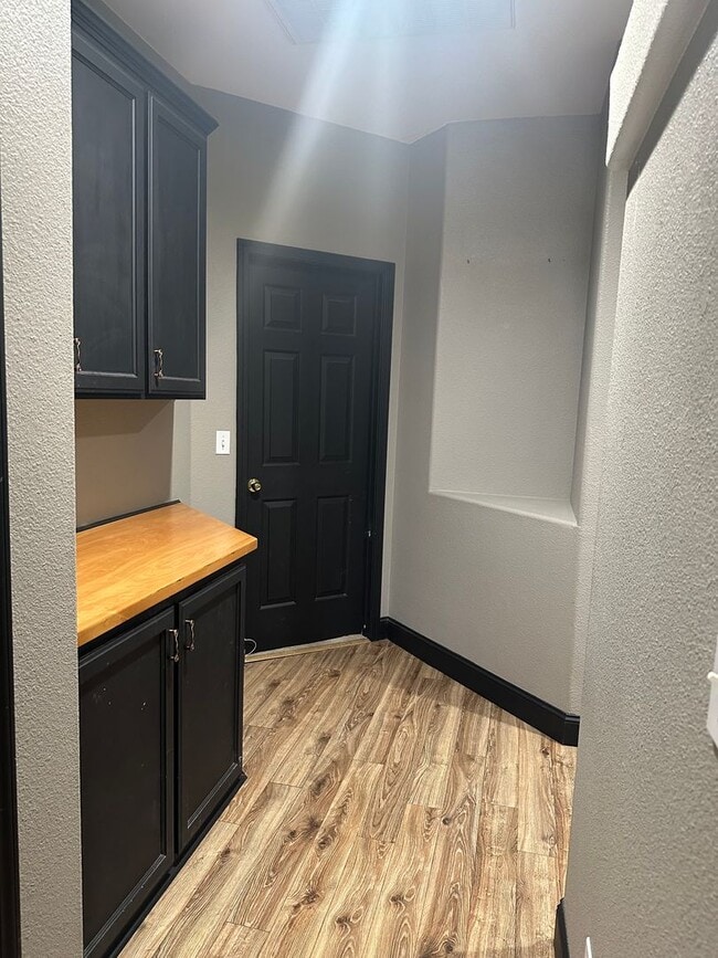Building Photo - Cozy home in well established neighborhood...