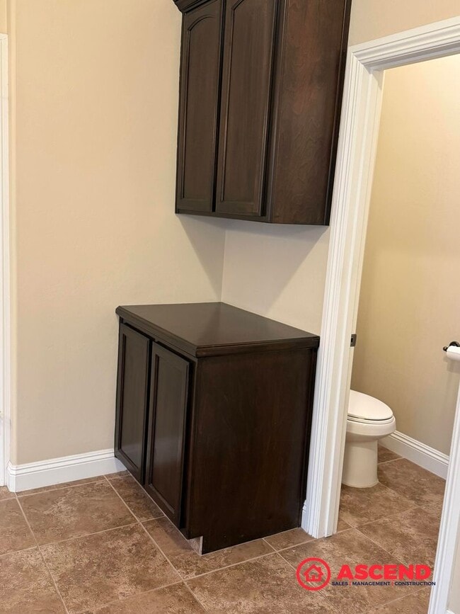 Building Photo - Stunning 4 bedroom + office in Seven Oaks!