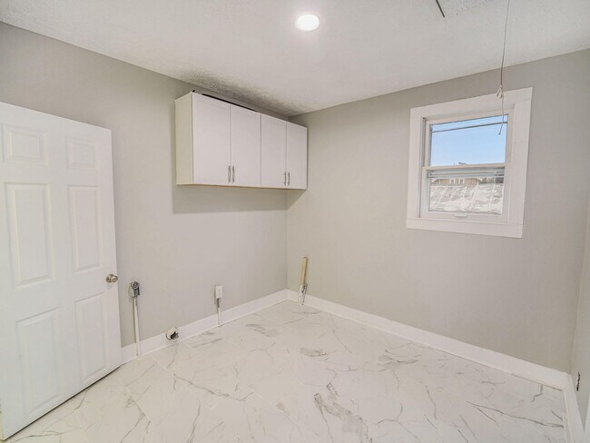 Building Photo - 606 N 8th St