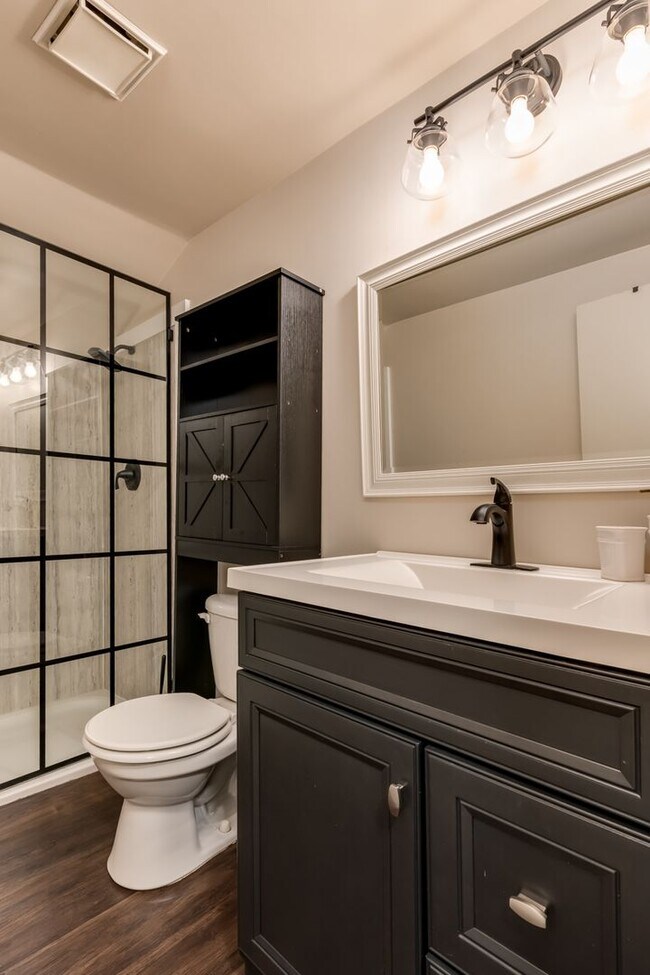 Building Photo - Pre-Leasing for the 26-27 School Year! - Well established neighborhood in prime location