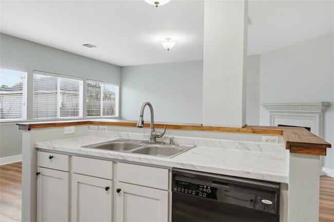 Building Photo - 1613 Palcio Real Dr