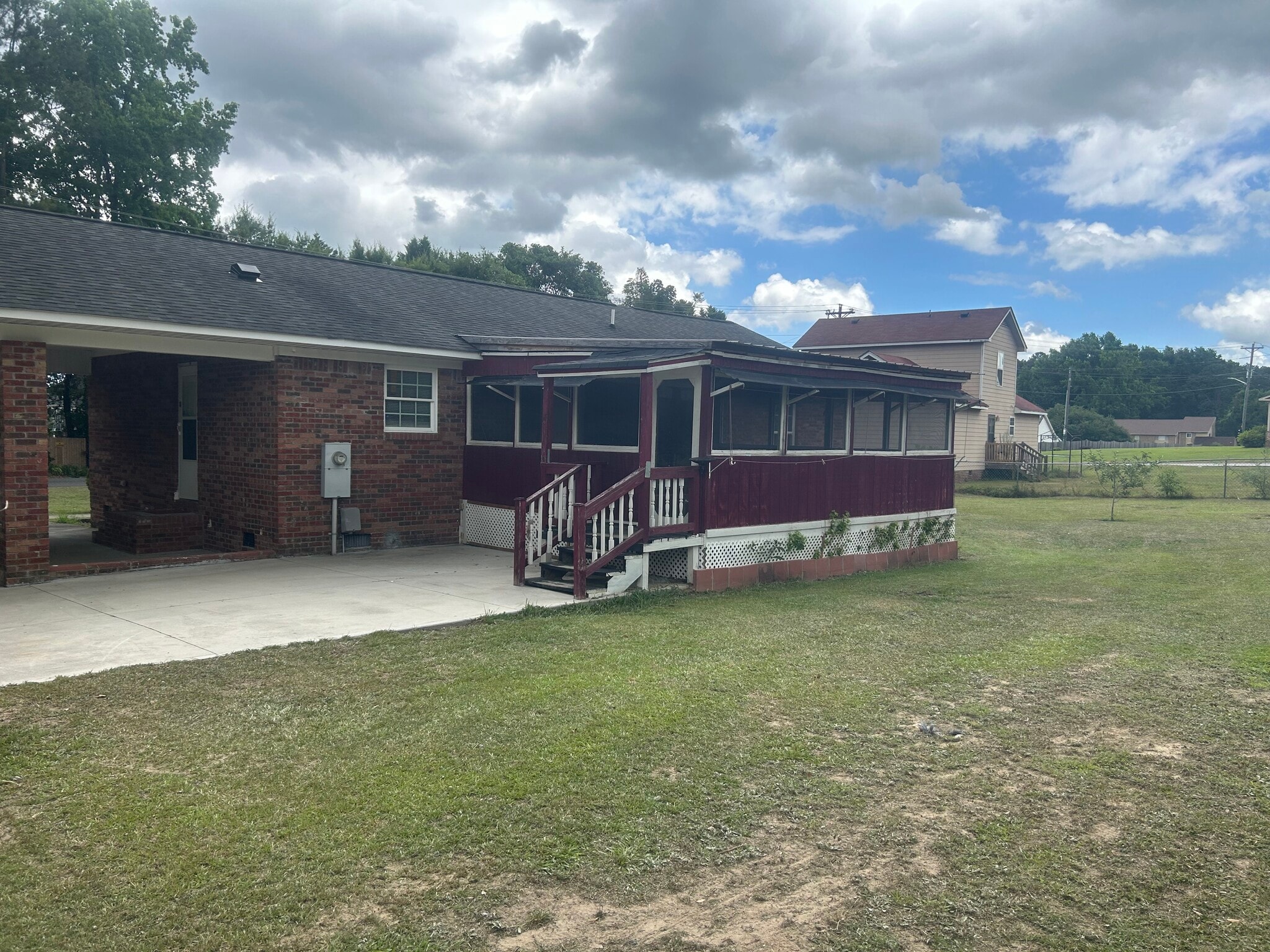 Building Photo - 2072 Hillcrest Ave