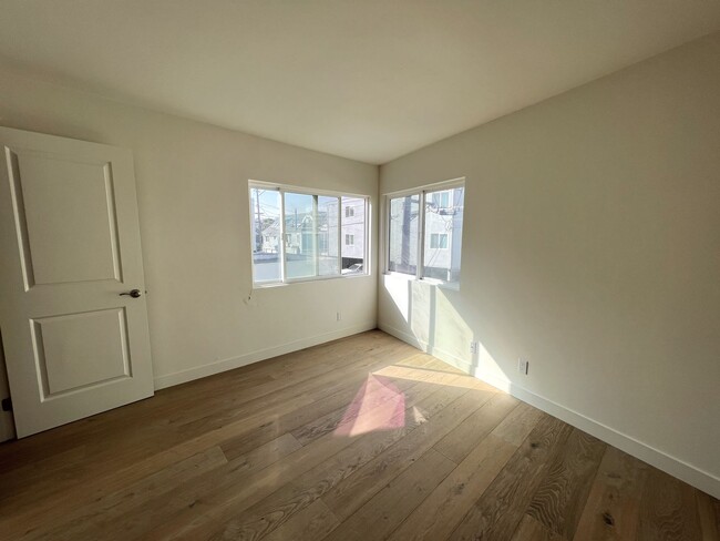 Building Photo - Live at the Bay All Year Round! SPACIOUS 3...