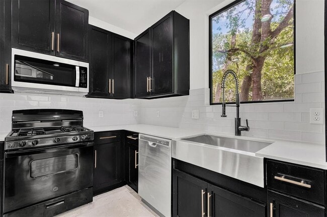 Building Photo - 408 W Odell St