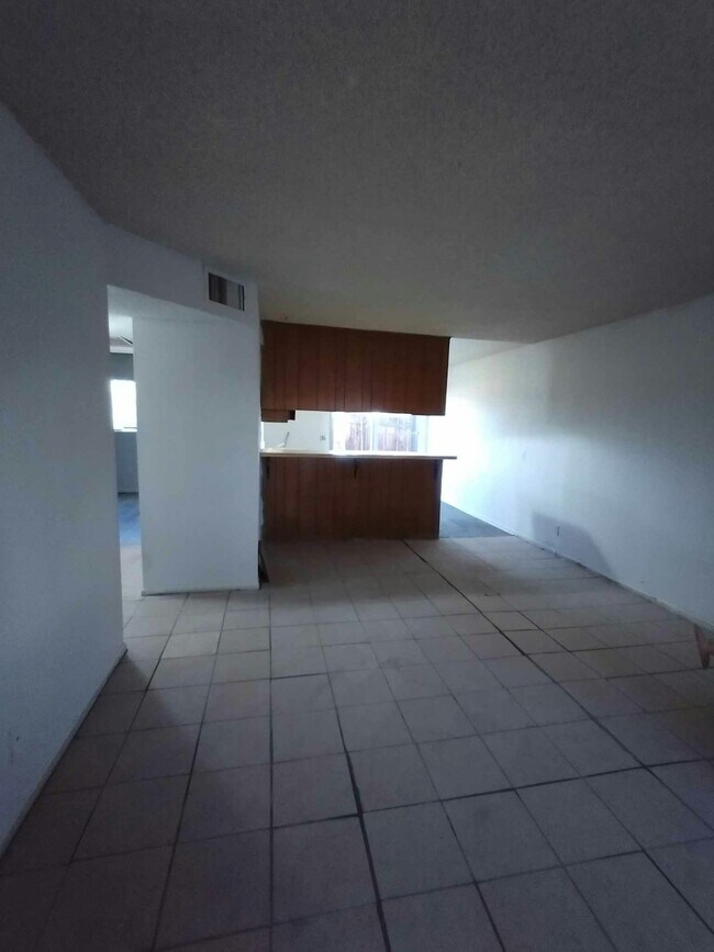 Building Photo - 19211 California 18, Unit 5