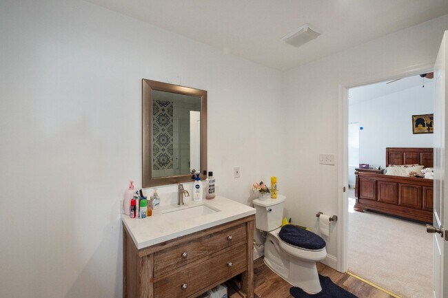 Building Photo - This beautiful well kept single-family hom...