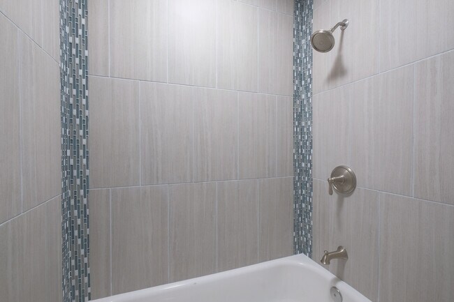 Building Photo - Renovated Entry Level - Castle Harbour Con...