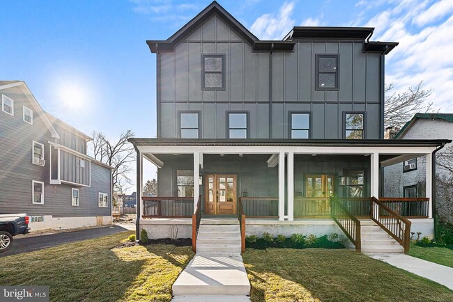 Building Photo - 703 Preston Ave