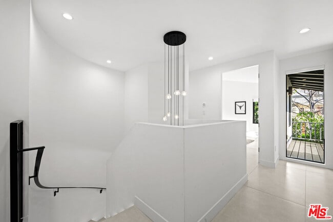 Building Photo - 201 S Bedford Dr