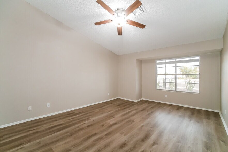 Building Photo - 8045 W Larkspur Dr