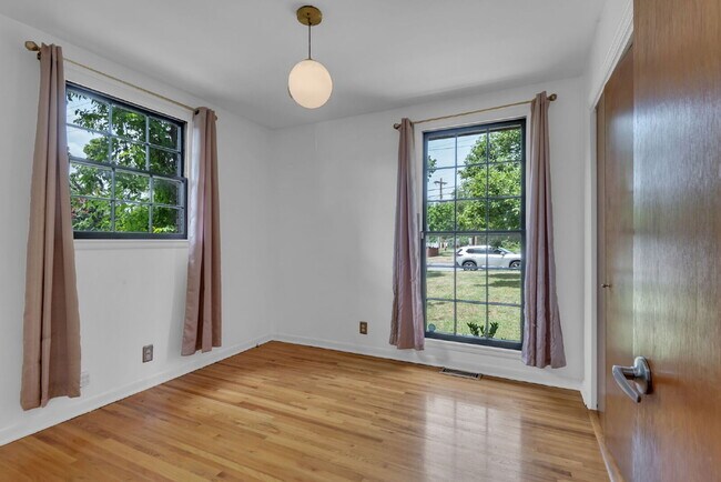 Building Photo - "Charming 3-Bedroom Haven with Gleaming Hardwood Floors in Vibrant Nashville Neighborhood!"