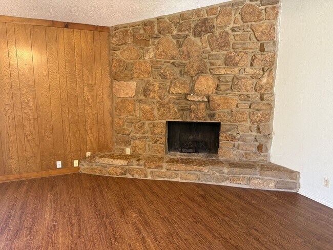 Building Photo - Three bedroom Duplex, Fenced Yard, Quiet N...