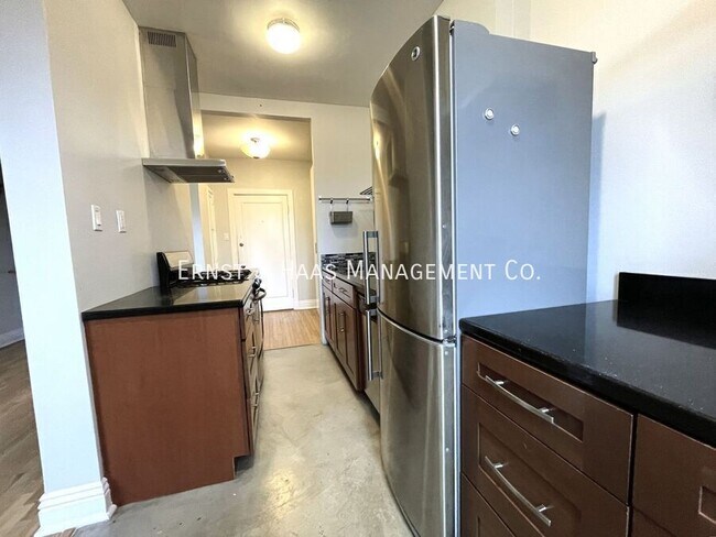 Building Photo - 315 W 3rd St