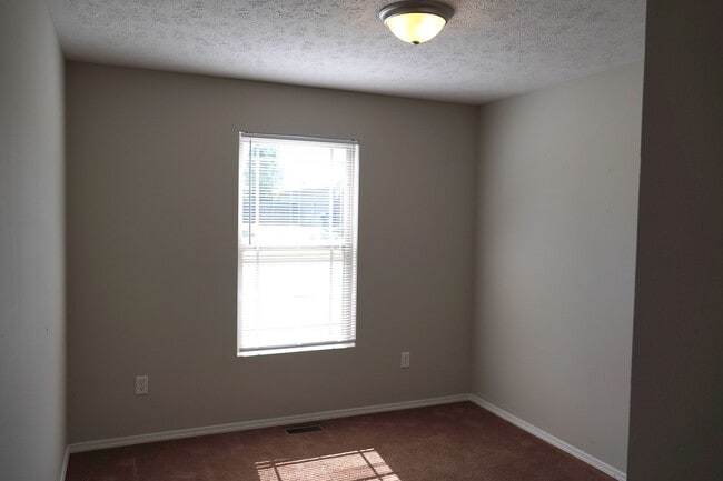 Building Photo - 3 Bedroom 2 bathroom home