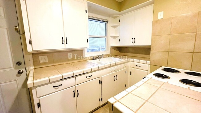 Building Photo - Cozy Urban Living: 2BD/1BA in Brentwood-Da...