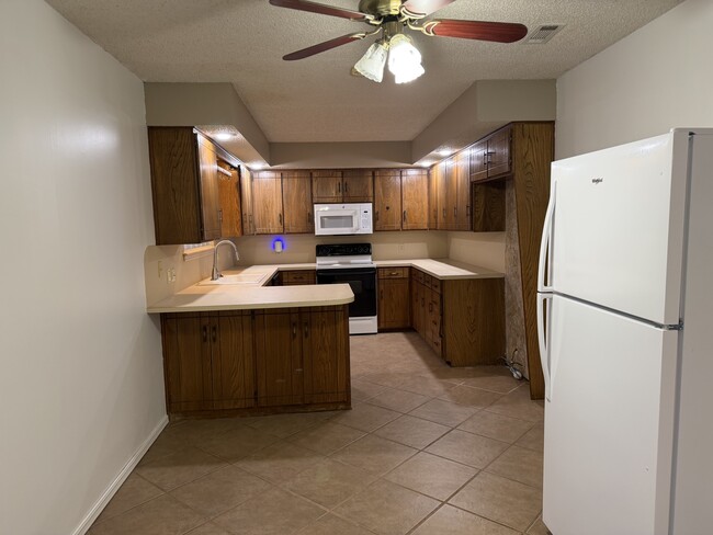Building Photo - 202 N Cimarron Dr