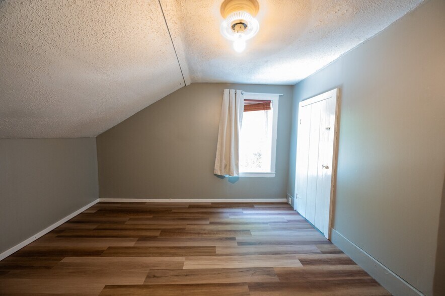 Building Photo - 977 Riverside Dr