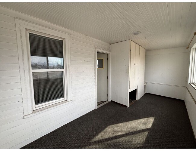 Building Photo - 1313-1315 Green Bay St