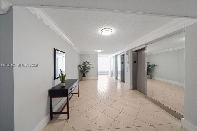 Building Photo - 2000 NE 135th St