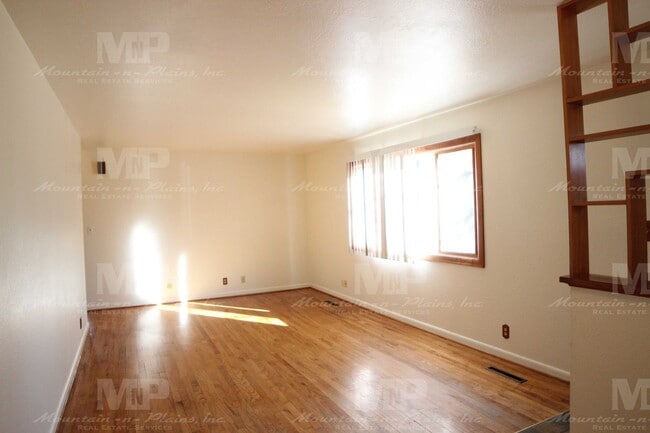 Building Photo - 1215 Lynnwood Dr