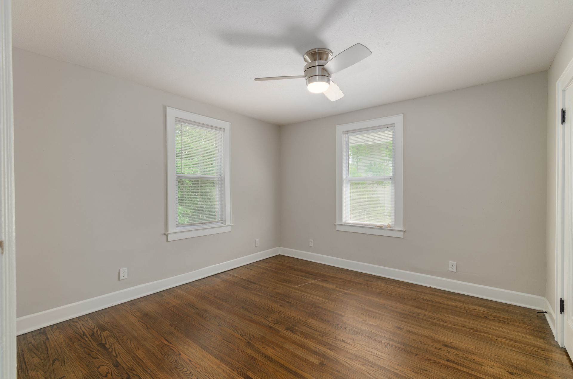Building Photo - 556 Siebert St