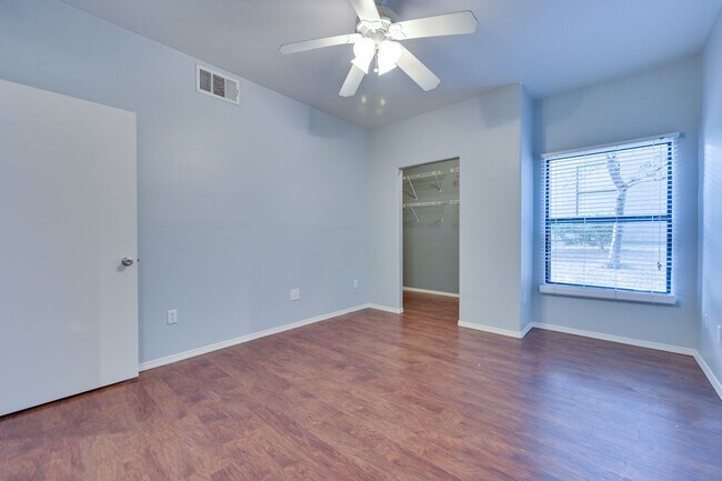 Building Photo - NW!! Gated!!! Clubhouse!!!Community Pool!!! 1st Floor Condo!!! Wood like floors!! No Carpet!!