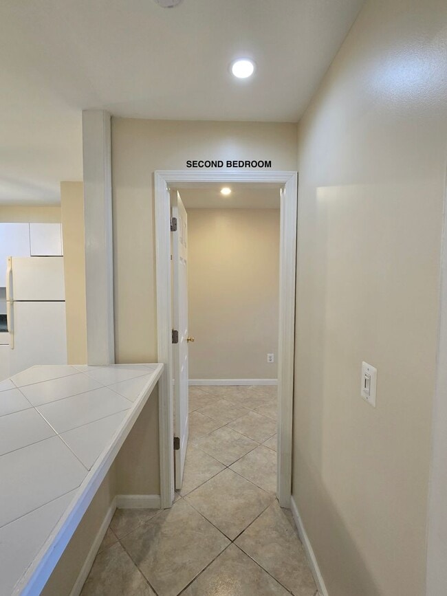 Building Photo - Updated and spacious garden (ground) floor apartment with 2-bedrooms & 1 full bathroom