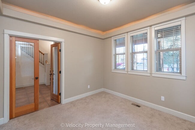 Building Photo - Beautiful NW Bend Home!