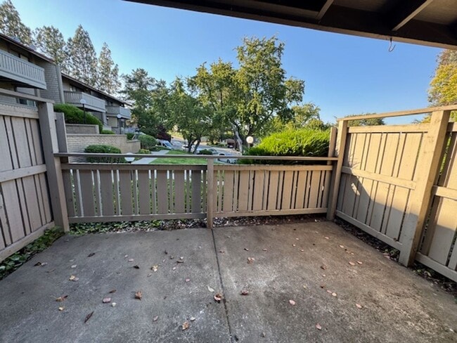 Building Photo - 1 bedroom end unit-New plank flooring thro...
