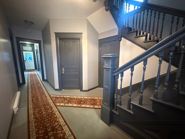 Building Photo - 813 Hall of Fame Dr