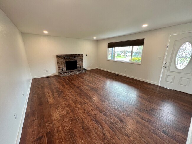 Building Photo - 990 Janes Rd