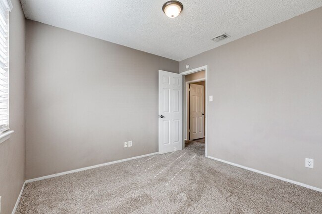 Building Photo - 3-BEDROOM HOME IN PIPERS MEADOW