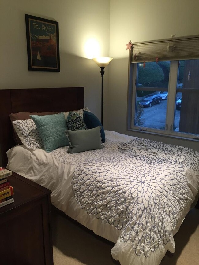 Building Photo - 2Bd/1Ba Seattle Home