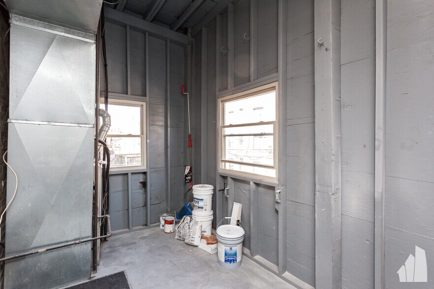 Building Photo - 900 W Newport Ave